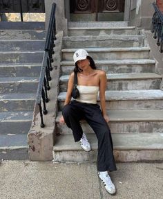 How to Style IT Sneakers of 2024: 26 Best Adidas Samba Outfit Ideas Italian Summer Outfits, Chicago Outfit, Nyc Outfits, Summer Outfits 2024, Look Adidas, City Outfits, Minimal Outfit