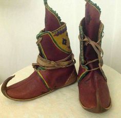 THIS SHOES ARE CUSTOM MADE TO YOUR SPECIFIC DIMENTIONS. These boots has a special production technique that comes from old times. Has a history of 700 years earlier Ottoman.This shoes are totally handmade and made from natural leather. The dyes used are vegetables and root dyes .(no chemical )Hand stıch and used cotton threats. There are several types of leather we used in making the shoes.For the bottom part, Buffalo or Calf leather.For the upper part, Goat leather in used. For inside Sheep or Indian Boots, Shoe Ottoman, Stylo Shoes, Medieval Shoes, Medieval Boots, Leather Working Projects, Century Shoes, Historical Shoes, Indian Shoes