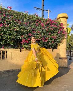 Poses For Women In Lehenga, Haladi Shastra Dress, Yellow Sari For Haldi Function, Haldi Ceremony Outfit For Sister Yellow, Shaddi Dress, Haldi Dress For Bride Sister, Latest Haldi Outfits, Haldi Ceremony Outfit For Sister, Haldi Ceremony Outfit For Bride