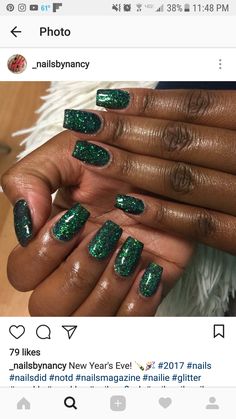 Hoco Nail Ideas Sparkly, Emerald And Sliver Nails, Emerald Green Nails With Glitter, Pretty Emerald Green Nails, Green Gliterry Nails, Emerald Sparkle Nails, Emerald Pedicure, Prom Nail Ideas For Green Dress, Dark Green Nails Sparkle