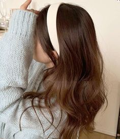 Fame Dr Hairstyles, Hairstyles With Accessory, Hair Styles With Head Band, Old Money Hair Accessories, Handbands Hairstyles, Chunky Headband Hairstyles, White Headband Hairstyles, Hair Styles For Halloween, Headband In Hair