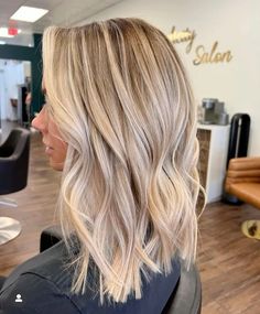 Bright Dimensional Blonde, Blonde And Caramel Highlights, Blonde And Caramel, Bob Blond, Mid Length Blonde Hair, Caramel Highlight, Blond Bob, Pretty Blonde Hair, Highlight Ideas