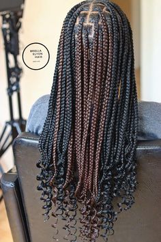 Black Hairstyles Box Braids, Medium Curly Ends Knotless Braids, Box Braids Hairstyles Black And Brown, Knotless Braid With Curly Ends, Black Braids For School, Braids For Black Women Back To School, Peek A Boo Braids Brown, Knotkess Braids For Black Women, Black And Brown Peekaboo Braids With Curls