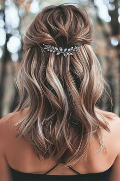 Crystal adorned wavy half-up hairstyle for an elegant wedding guest look Mid Length Hair Bridal Styles, Wedding Hairstyles With Short Veil, Fall Wedding Hairstyles Bridesmaid Short Hair, Long Bob Hairstyles Wedding Guest, Wedding Simple Hair, Medium Short Wedding Hairstyles, Half Up Hairstyles Fine Hair, Mid Length Hair Wedding Guest