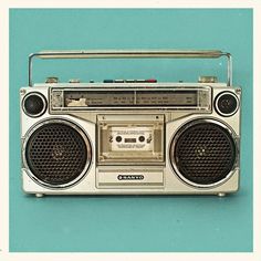 an old fashioned radio sitting on top of a table