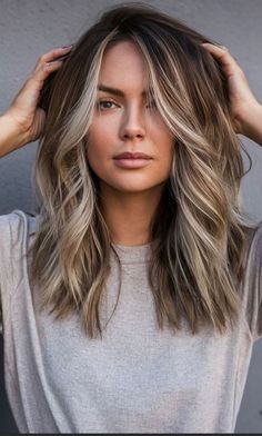 Haircuts With Dimension, Soft Face Framing Layers Medium Hair, Long Bob Fall Color, Fall Blonde Medium Length Hair, Haïr Cut For Thick Straight Hair, Hair Color Ideas For Fine Hair, Balyage Brown Medium Length, Transition From Brown To Blonde, Hair Colors For Blue Green Eyes