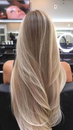 Blended Icy Blonde Hair, Blonde With Dark Roots Straight Hair, Cute Hair Blonde Highlights, Sunny Sandy Blonde Hair, Blonde Hair Dye Inspiration, Mushroom Brown Hair Blonde Highlights, Ash Blonde Hair With Highlights Balayage, Balayage With Highlights Blonde, Blonde Hair Color Ideas Long Hair