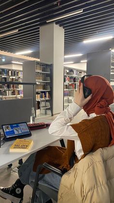 Hijabi Studying Aesthetic, Hijabi Girl Working On Laptop, Hijabi Studying, Muslim Girl Aesthetic, Outfit Uni, Motivation School, Fashion Study, Estilo Hijab, Hijabi Fits