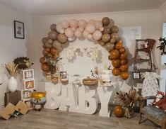 a baby shower is decorated with balloons and other items for its birth day celebration,