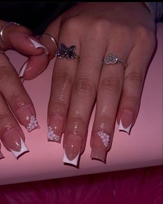 Short Square Acrylic Nails With Gems, Poly Gel Press On Nails, Full Set Short Nails, Pearl Flower Nails, A Initial Nails, Short Square Acrylic Nails French Tips, Birthday Short Nails, Acrylic Nails Latina, Latina Acrylic Nails Short