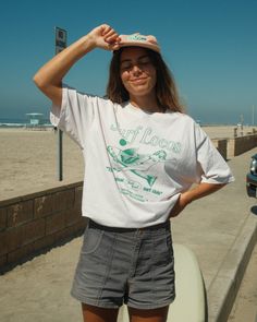 Hamptons Photoshoot, Style Surf, Summer Club, Hawaii Trip, Outfits Retro, Surf Tee, Surfer Girl Style, Surf Tshirt, Corduroy Shorts