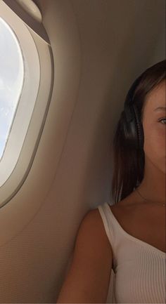 Travel headphones plane girl aesthetic Aesthetic Pictures Headphones, Aesthetic Headphone Pictures, Headphone Girl Aesthetic, Headset Aesthetic Girl, Travel Headphones, Travel Girl Aesthetic Airport, Travel Vibes, Black Headphones