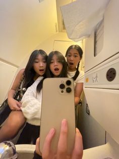 3 People Poses Friends, Trio Poses, Friends Traveling, Cute Friend Poses, Illusion Photos, Happy Birthday Clip, Group Picture Poses, Group Photography Poses, Birthday Clips