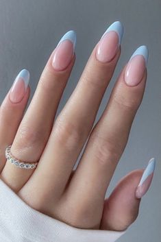 Eine Frau braucht keinen Anlass, um schick auszusehen. Unser Team präsentiert eine Menge schöne Frisuren für lange Haare, damit Sie zu jeder Zeit Ihre innere und äußere Schönheit ausstrahlen.... Creative Backyard, Nail Aesthetic, Baby Blue Nails, Her Nails, Almond Nails Designs, Almond Acrylic Nails, Blue Nail, Summer Chic