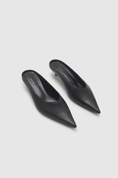 ANINE BING Rooney Mules - Black Elegant Watches Women, Quirky Shoes, Pointy Heels, Black Mules, Black Leather Mules, 2024 Style, Slip On Mules, Anine Bing, Pointed Toe Shoes