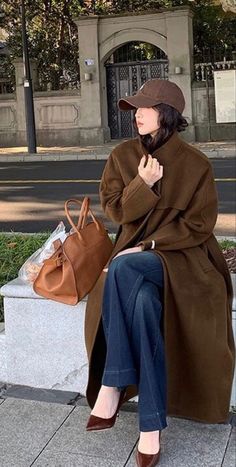 Femme Fall Outfits, British Woman Aesthetic, Scarf Outfit Korean, Chinese Casual Outfits, Chinese Winter Outfits, Winter Outfits Chinese, Chinese Old Money, Historical Fashion Aesthetic, Korean Trench Coat Outfit Winter