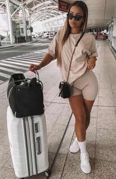 Cute Airport Outfit, Comfy Airport Outfit, Converse Outfits, Foto Tips, Tumblr Outfits, Chill Outfits, At The Airport, Cozy Outfit, Sporty Outfits