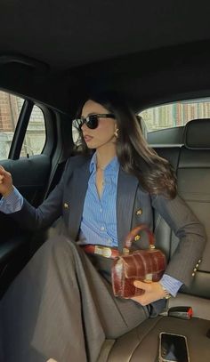 Power Work Outfits Women, Mountain Style Root, Elegant Corporate Outfits, Girl Boss Outfit, Outfits For College, Boss Lady Outfit, Aesthetic Business, Outfits Skirt, Rich Aesthetic