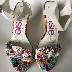 Never Been Worn Kensie Girl White And Floral Print Woven Platform Shoes. Very Comfortable And Cute For Spring And Summer. Great For Dressing Up Or Down. White Fabric Round Toe Sandals, White Fabric High Heels, White Fabric Open Toe Heels, Casual Fabric Heels With Ankle Strap, White Casual Fabric Heels, Casual White Fabric Heels, Girl Shoes, Shoes Color, Shoes Women