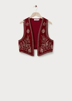 Kort gilet in een velvet look. Dit gilet heeft geborduurde en goude details. Draag dit gilet voor een boho look! Bohemian Outfits Women, Boho Vest Outfit, Vest Ideas, Women's Waistcoat, Vest Design, Boho Mode, Boho Vest, Diy Fashion Clothing, Vest Designs