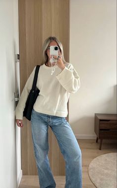 Cute Outfits Simple Casual, Gap Jeans Women Outfits, Stalkholm Style Outfits, Feminine But Masculine Outfits, Outfit Jean Bleu Clair, Light Wash Wide Leg Jeans Outfit, Light Blue Jeans Outfit, Neutral Fits, Sweden Style