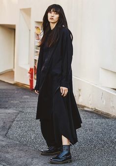 SPRING / SUMMER 2018 B Yohji Yamamoto Yohji Yamamoto Aesthetic, Miki Ehara, Yohji Yamamoto Street Style, Japanese Minimalist Fashion, Origami Fashion, Monochrome Fashion, Japanese Street Fashion, Mood Board Fashion, Couture Tops