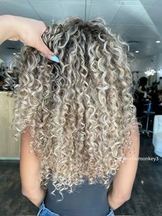 Highlights Platinum Blonde, Ashy Blonde Hair Curly, Cool Toned Curly Hair, Ash Blonde Curls, Black Roots Blonde Hair Curly, Ash Blonde Balayage Curly Hair, Curly Hair Ash Blonde, Ash Blonde On Curly Hair, Blonde Hair Dark Roots Curly Natural Curls