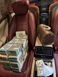 Money Vision Board, Money Stacks, Life Vision Board, Money On My Mind, Manifesting Money, Future Lifestyle, Money And Happiness, Rich Life