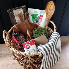 Wicker basket, pizza shaped serving boards, pizza dough, pizza sauce & toppings Diy Pizza Kit Gift Ideas, Pizza Kit Gift Basket, Italian Night Gift Basket, Date Night Basket Gift, Pizza Making Gift Basket, Pizza Lover Gifts, Italian Themed Gift Basket, Pizza Basket Ideas Gift, Italian Basket Gift Ideas