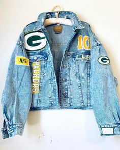 Painted Game Day Jean Jacket, Nfl Jean Jacket Diy, Disney Jean Jacket Diy, Football Jean Jacket Diy, Nfl Denim Jacket, Packers Game Day Outfit, Football Jean Jacket Girlfriend, Nfl Jean Jacket, Jean Jacket Patches Ideas