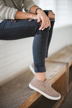 A casual fall outfit perfect for moms styling chic sneakers from DSW Casual Chique Stijl, Fashion Trend Inspiration, Style Casual Chic, Chic Sneakers, Stil Boho, Women Sneakers, Autumn Fashion Casual, Fall Fashion Trends, Casual Fall Outfits