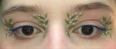 Fun Liner Makeup, Plant Eyeliner, Fall Graphic Liner, Nature Fairy Makeup, Leaf Eye Makeup, Leaf Eyeliner, Dandelion Makeup, Flower Make Up, Floral Eyeliner