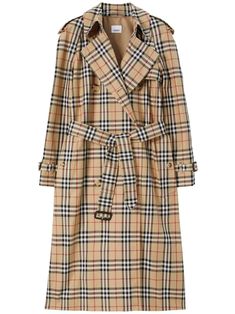 "Harehope" trench coat from Burberry in classic Check bespoke gabardine. Featuring a double breasted fastening, buttoned welt pockets, a buttoned back vent and heritage details. Supermodel Street Style, Burberry Raincoat, Ladies Coat Design, Pull Rose, Burberry Trench, Burberry Trench Coat, Burberry Vintage, Motif Vintage, Coat Design