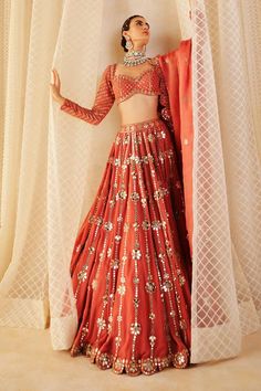 Party Wear Lehenga Designs, Simple Lehenga Designs, Vani Vats, Latest Lehenga Designs, Latest Bridal Lehenga Designs, Gold Lehenga, Bridal Lehenga Designs, Latest Bridal Lehenga