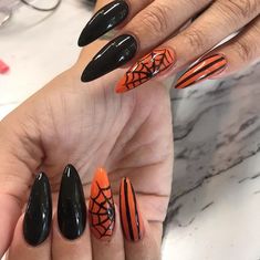 Time to brush the dust off those quarantined claws and get ready for the spookiest night of the year. Halloween Nail Art Designs, Halloween Nail Art Ideas, Nail Bling, Halloween Nails Diy, Cartoon Nails, Spooky Nails, Classy Halloween, Halloween Beauty