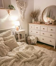 Ideas para decorar dormitorios blancos Design Ložnic, Redecorate Bedroom, Makeover Bedroom, Cozy Room Decor, Teen Bedroom Decor, Room Design Bedroom, Room Makeover Bedroom, Small Room Bedroom, Room Makeover Inspiration