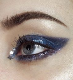 Midnight Blue Eyeshadow, Blue Space Makeup, Midnights Inspired Make Up, Midnight Era Makeup, Midnights Hairstyle, Vulcan Makeup, Eras Tour Makeup Midnights, Midnight Blue Makeup Looks, Eras Tour Makeup Ideas Midnights