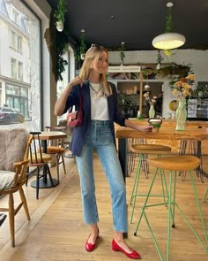 Jeanne Ménard (@jeanne_andreaa) · Instagram 照片和视频 Red Ballet Flats Outfit, Red Flats Outfit, Eurotrip Outfits, Pink Shoes Outfit, Red Shoes Outfit, Flat Shoes Outfit, Blue Blazer Outfit, Red Ballerinas, Ballet Flats Outfit