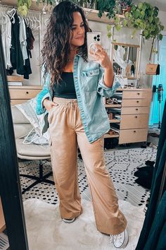 Fall Solid Wide-leg Cargo Pants, Wide-leg Cargo Pants For Loungewear In Spring, Fall Wide-leg Relaxed Fit Cargo Pants, Spring Wide-leg Cargo Pants For Loungewear, Casual Wide-leg Cargo Pants For Vacation, Curvy Outfits Summer, Curvy Fashion Summer, Mom Outfits Fall, Boho Chic Outfits