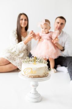 First Birthday Pictures Balloons, First Birthday Photo Shoot With Parents, First Birthday Pictures With Parents, Family Photos First Birthday, Minimalist Smash Cake, First Birthday Photography Ideas, Minimalist First Birthday Photoshoot, Cake Smash With Parents, One Year Birthday Photoshoot Ideas