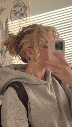 Curly Hair With Bangs Blonde, Curly Blonde Hair Aesthetic, Hair Jewelry Hairstyles, Curly Hair Professional, Curly Hair Claw Clip, Bangs For Curly Hair, Blonde Curly Hair Natural, Buzzed Hair Women, Vibe Instagram