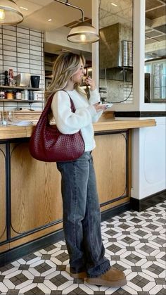 Cozy Picnic Outfit, Autumn London Fashion, Dream Bag Aesthetic, Going Out Outfit Cold Weather, London Outfits Autumn, Outfit Ideas Salon, Style My Closet, Orange Accent Outfit, Red Hobo Bag Outfit