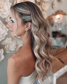 Versatile and Stylish: Side-Swept Hair for Any Event Bride Hair One Side Pinned Back, Eras Hair, Long Blonde Hair Cuts, Event Hairstyles, Blonde Wedding Hair, Bridal Hair Down, Side Swept Hairstyles, Guest Hair