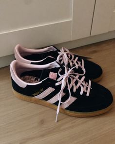 Adidas Gazelle Outfit, 6th Form Outfits, Pretty Shoes Sneakers, Fits Aesthetic, Adidas Shoes Women