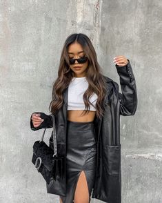 Leather Skirt And Leather Jacket Outfit, Leder Skirt Outfit, Leather Blazer Outfit Summer, Outfits With Leather Blazer, Leather Skirt And Jacket Outfit, Blazer And Leather Skirt, Leather Jacket And Skirt Outfit, Leather Skirt Outfit Summer, Black Leather Skirt Outfit