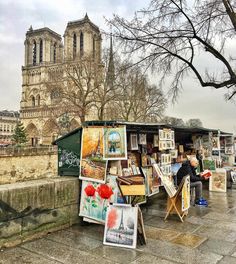 an artist's market in front of the cathedral