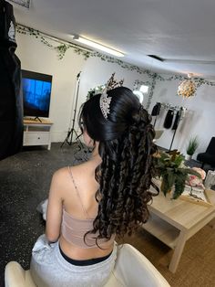 15 Hair Quinceanera Half Up Half Down, Red Quince Hair, Hairstyles For 15 Birthday, Ramo For Quince, Quince Hair Updos, Xv Hair Styles, Quince Half Up Half Down Hairstyles, Quinceañeras Hairstyles, Hairstyle For Quinceanera