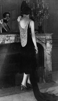 robe du soir 1928 Les Modes (Paris) January 1928 “Black and White” Robe du soir par Beer Recession Core, Paris January, Girl Black And White, 1920s Women, Edward Steichen, Fashion Timeline, 1920's Style, Tea Gown