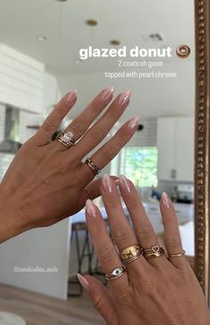 Hailey Bieber Nails Dnd, Glazed Nails Natural, Wedding Nails Off White, Dip Hailey Bieber Nails, Dip Powder Nails No Tips, Simple Glossy Nails, Emilee Kiser Nails, Nails For Working Hands, Neutral Dip Nails Almond