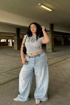 #plussizefashionforwomen #plussizeoutfits #curvydenim #streetstyle #streetwear Poses For Chubby Women, Curvy Streetwear, Y2k Plus Size, Mid Size Outfits, Street Style Outfits Casual, Midsize Outfits, 70s Vibes